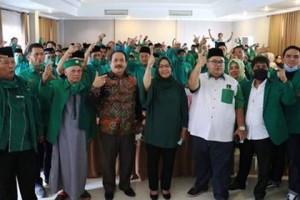 Kader dan simpatisan PPP berfoto bersama.